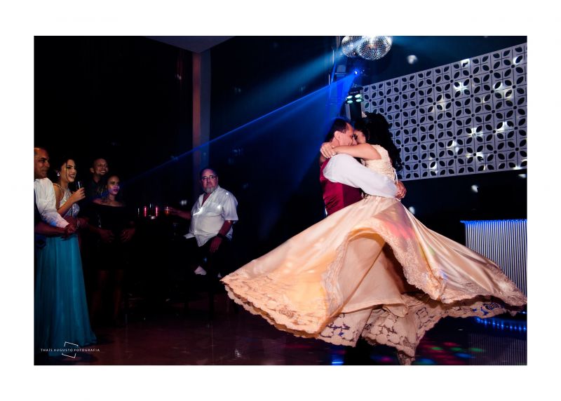 Casamento realizado em Agudos, dança da valsa che